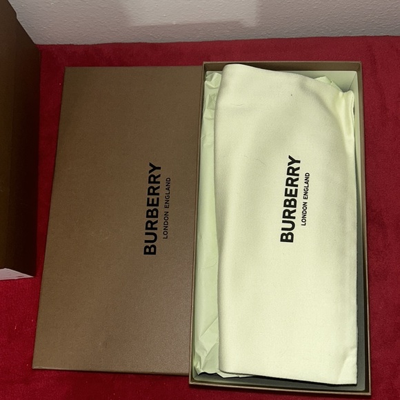 BURBERRY
Furley Vintage Check Slide Sandals - Picture 6 of 10